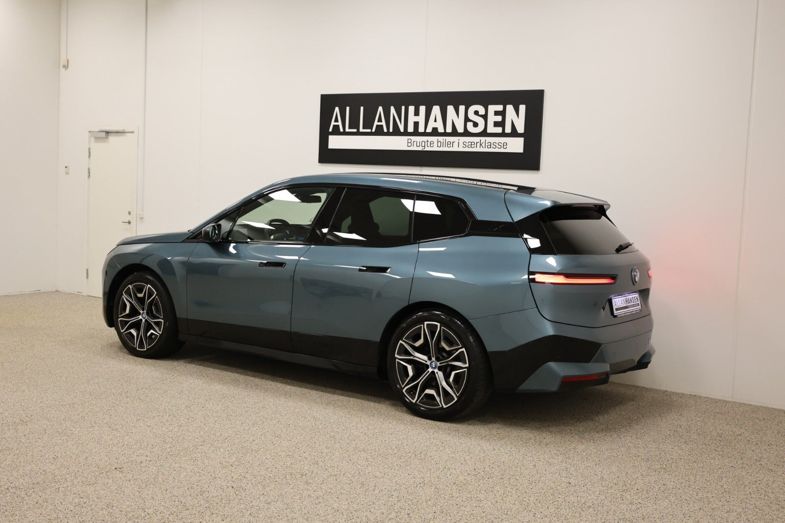 Blå BMW iX fra 2023
