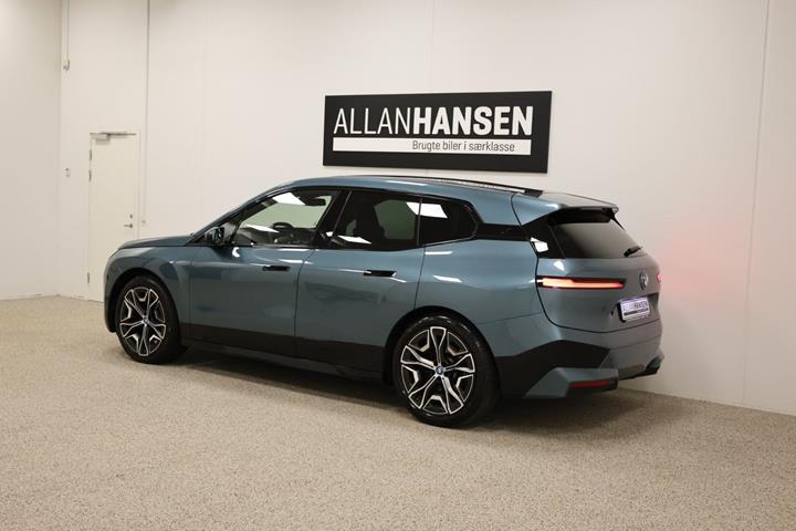 Blå BMW iX fra 2023