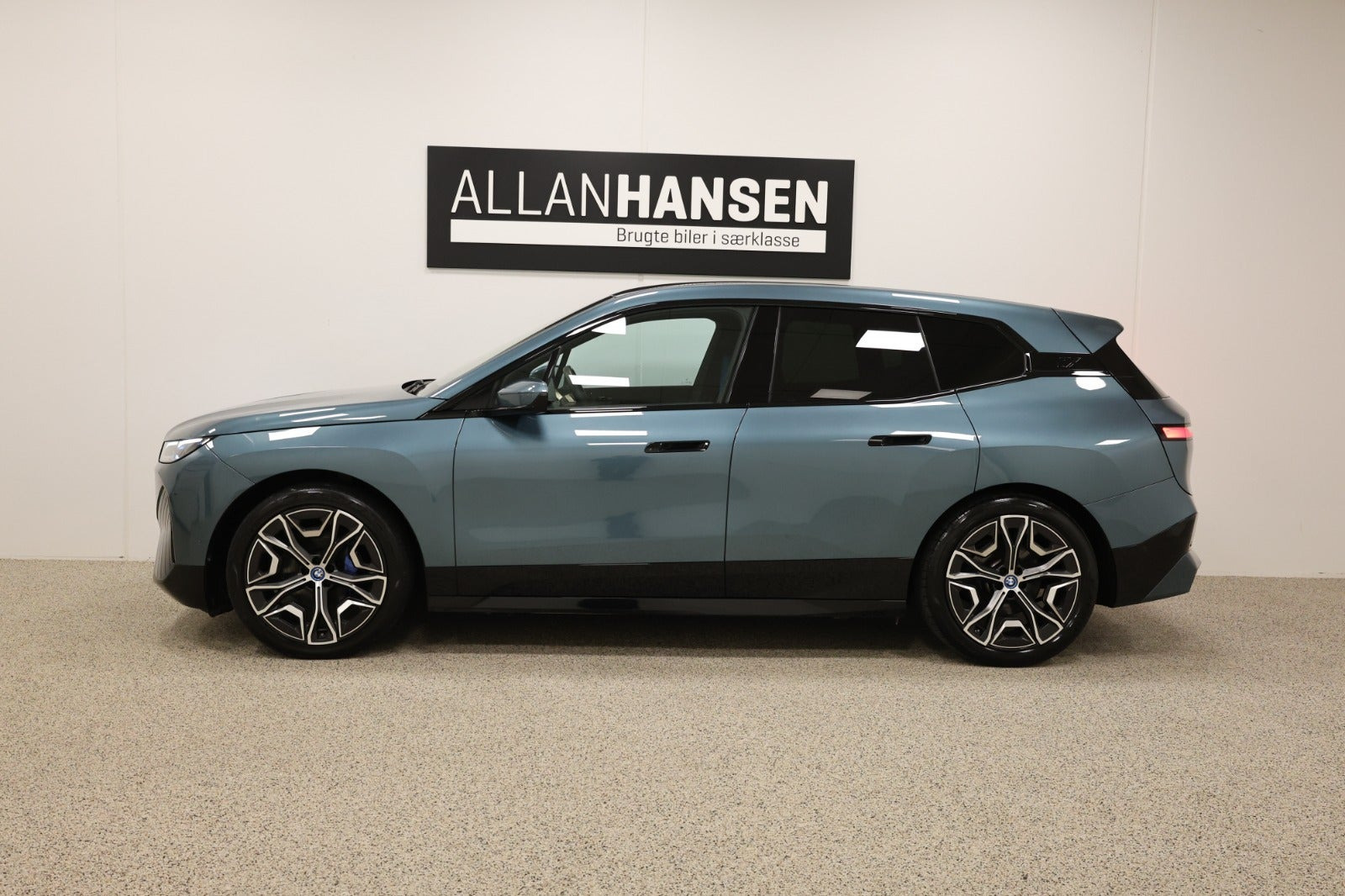 Blå BMW iX fra 2023