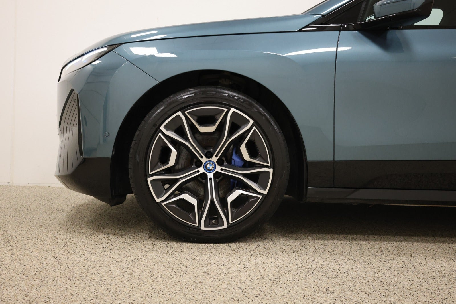 Blå BMW iX fra 2023