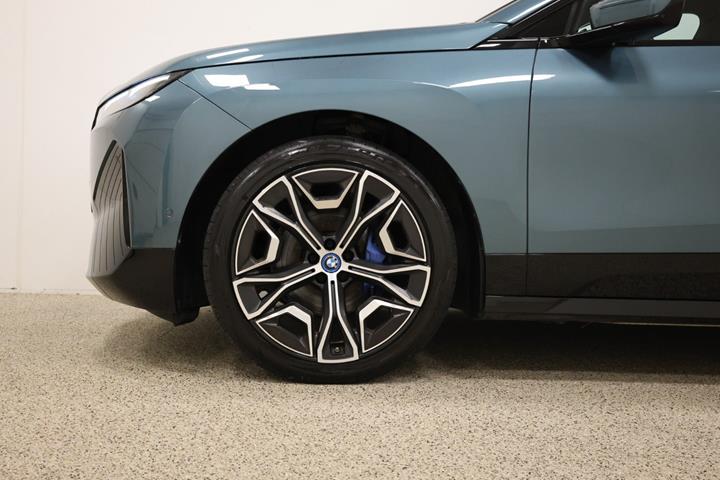 Blå BMW iX fra 2023