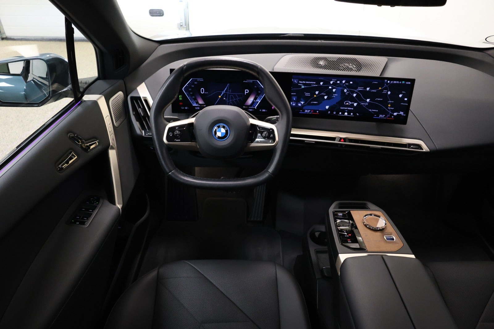 Blå BMW iX fra 2023