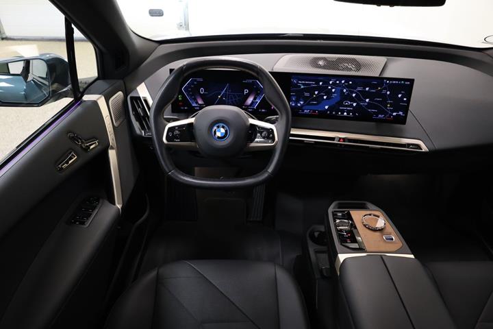 Blå BMW iX fra 2023