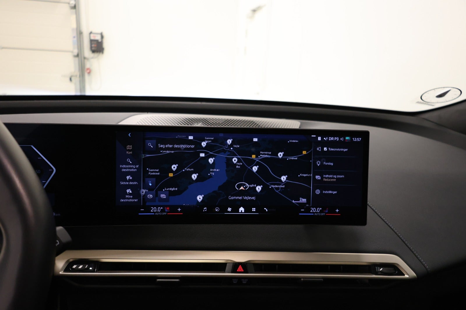 Blå BMW iX fra 2023