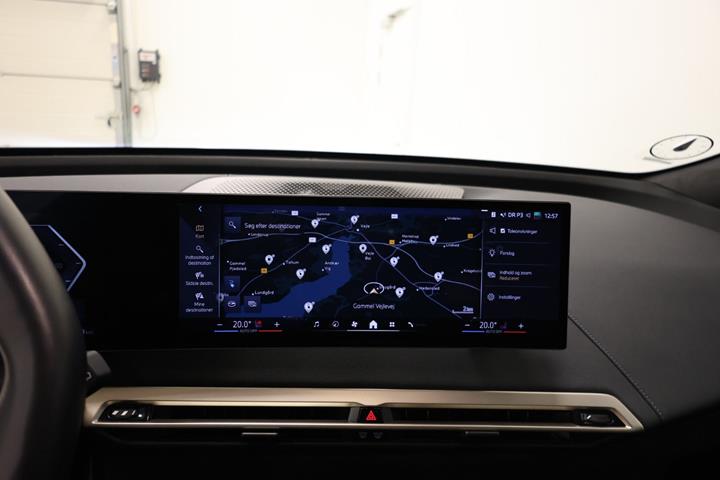 Blå BMW iX fra 2023