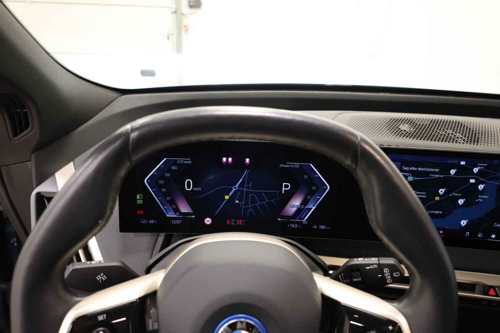 Blå BMW iX fra 2023