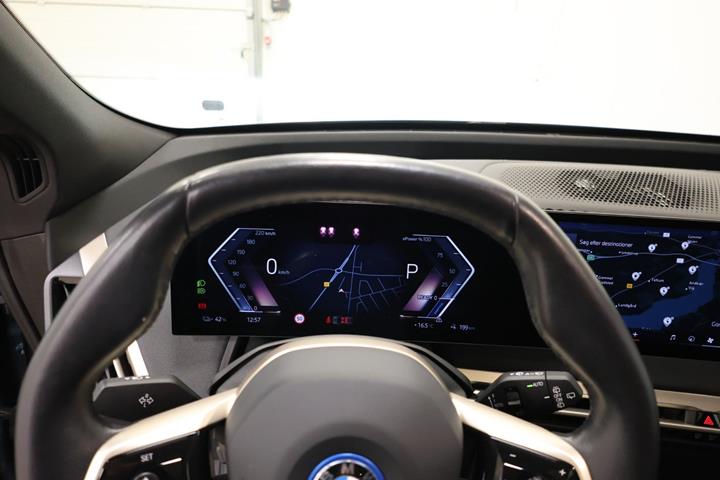 Blå BMW iX fra 2023