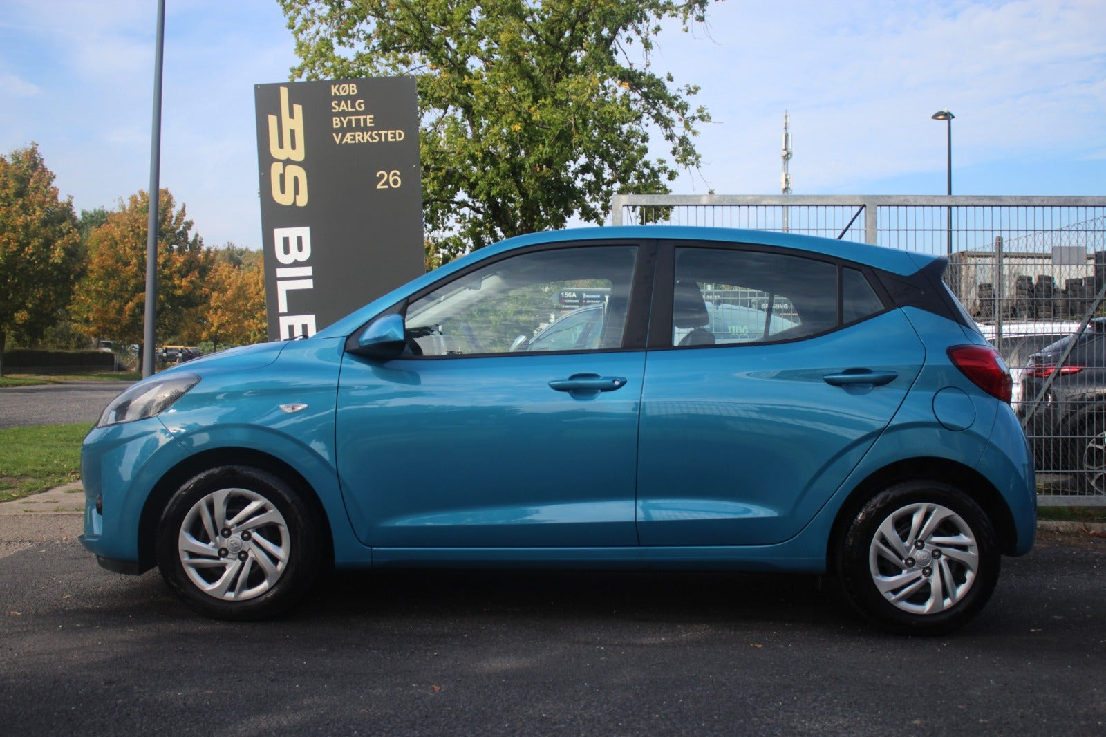 Blå Hyundai i10 fra 2021