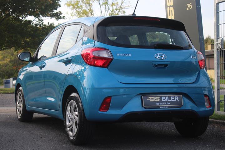 Blå Hyundai i10 fra 2021