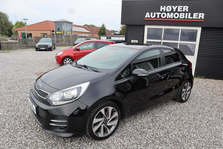 Sort Kia Rio fra 2016 set udefra