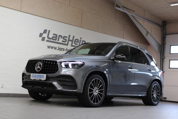 Grå Mercedes GLE350 de fra 2022 set udefra