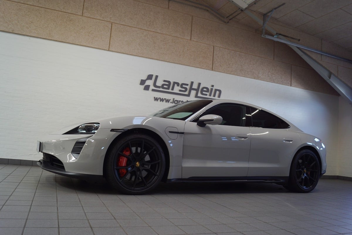 Grå Porsche Taycan GTS fra 2022