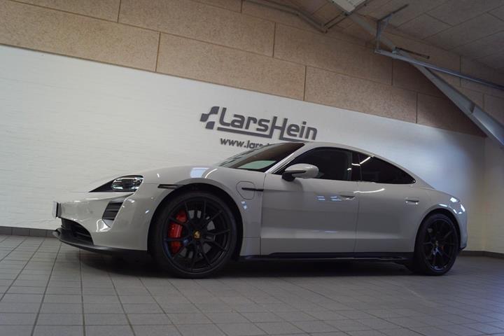 Grå Porsche Taycan GTS fra 2022