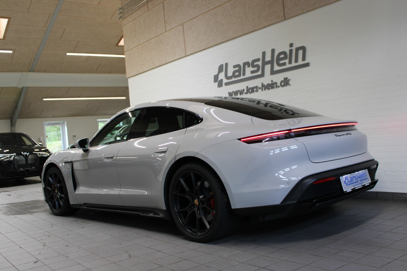 Grå Porsche Taycan GTS fra 2022