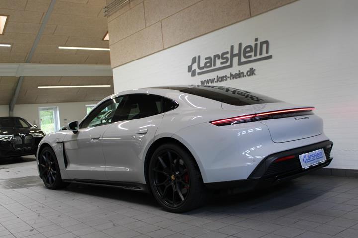 Grå Porsche Taycan GTS fra 2022