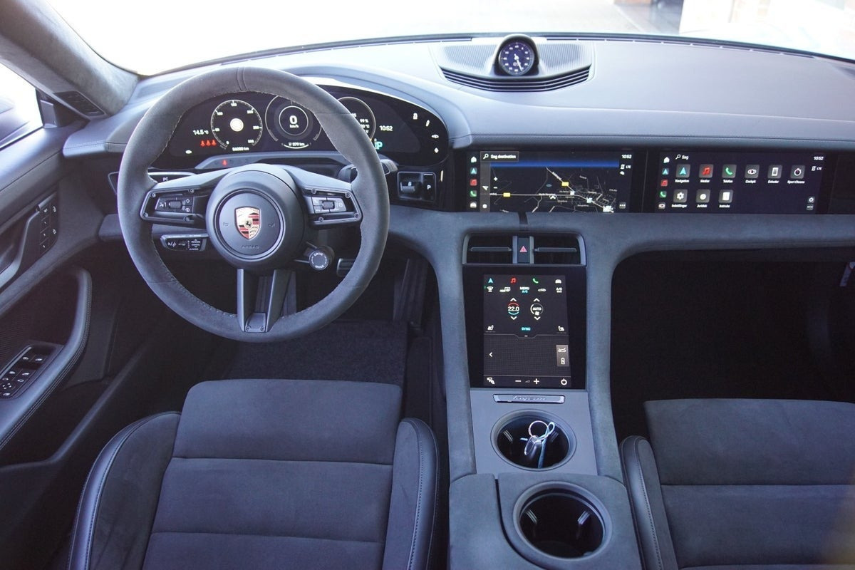 Grå Porsche Taycan GTS fra 2022
