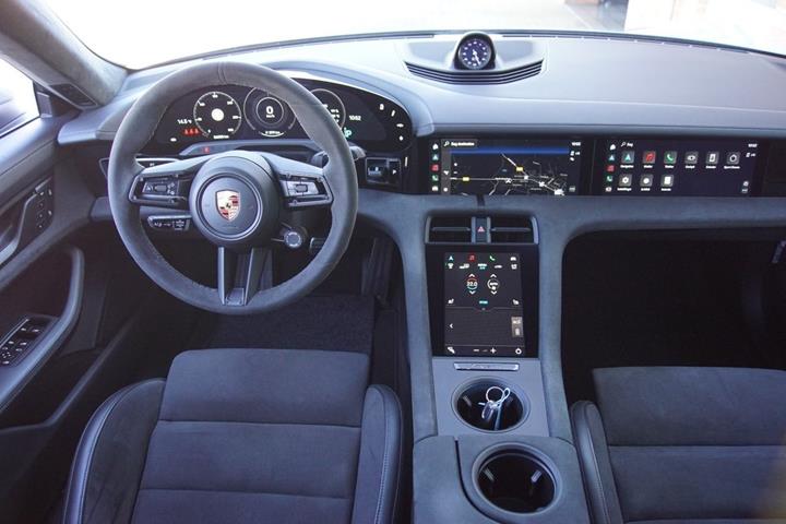 Grå Porsche Taycan GTS fra 2022