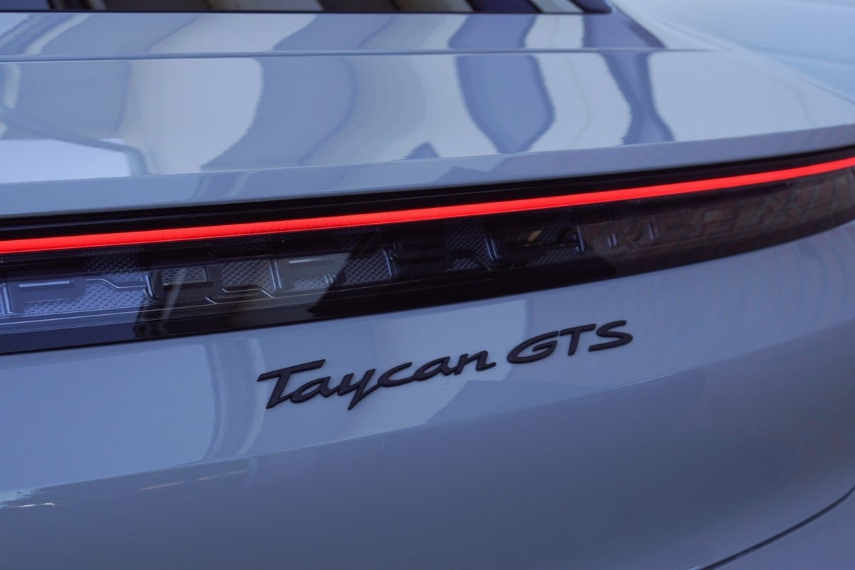 Grå Porsche Taycan GTS fra 2022