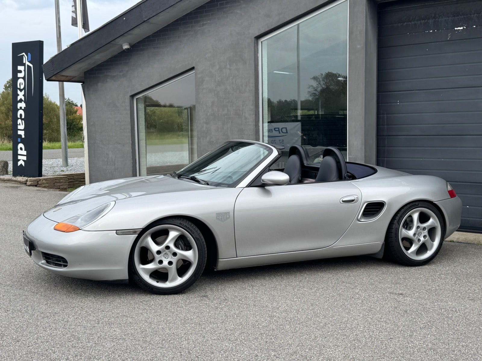 Sølv Porsche Boxster fra 1999