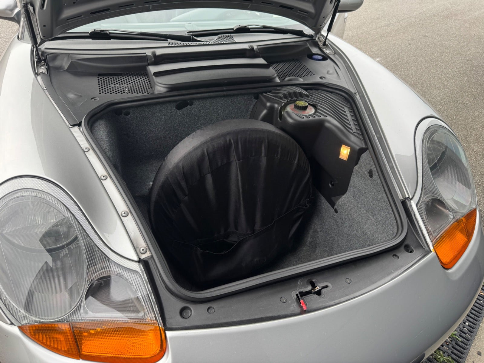 Sølv Porsche Boxster fra 1999