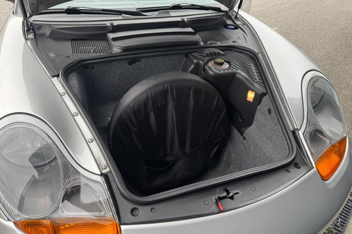 Sølv Porsche Boxster fra 1999