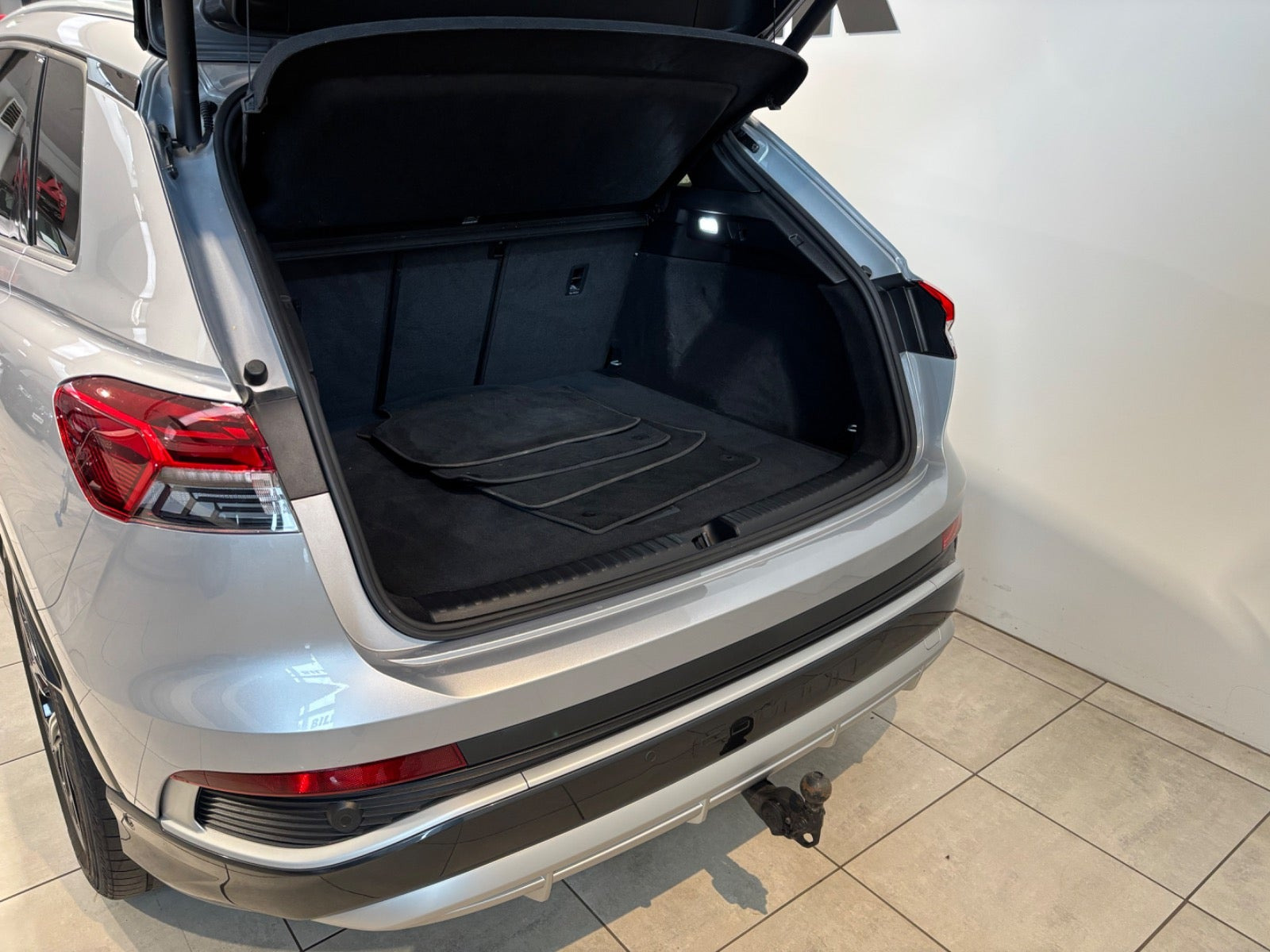 Sølv Audi Q4 e-tron fra 2023