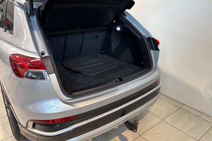 Sølv Audi Q4 e-tron fra 2023