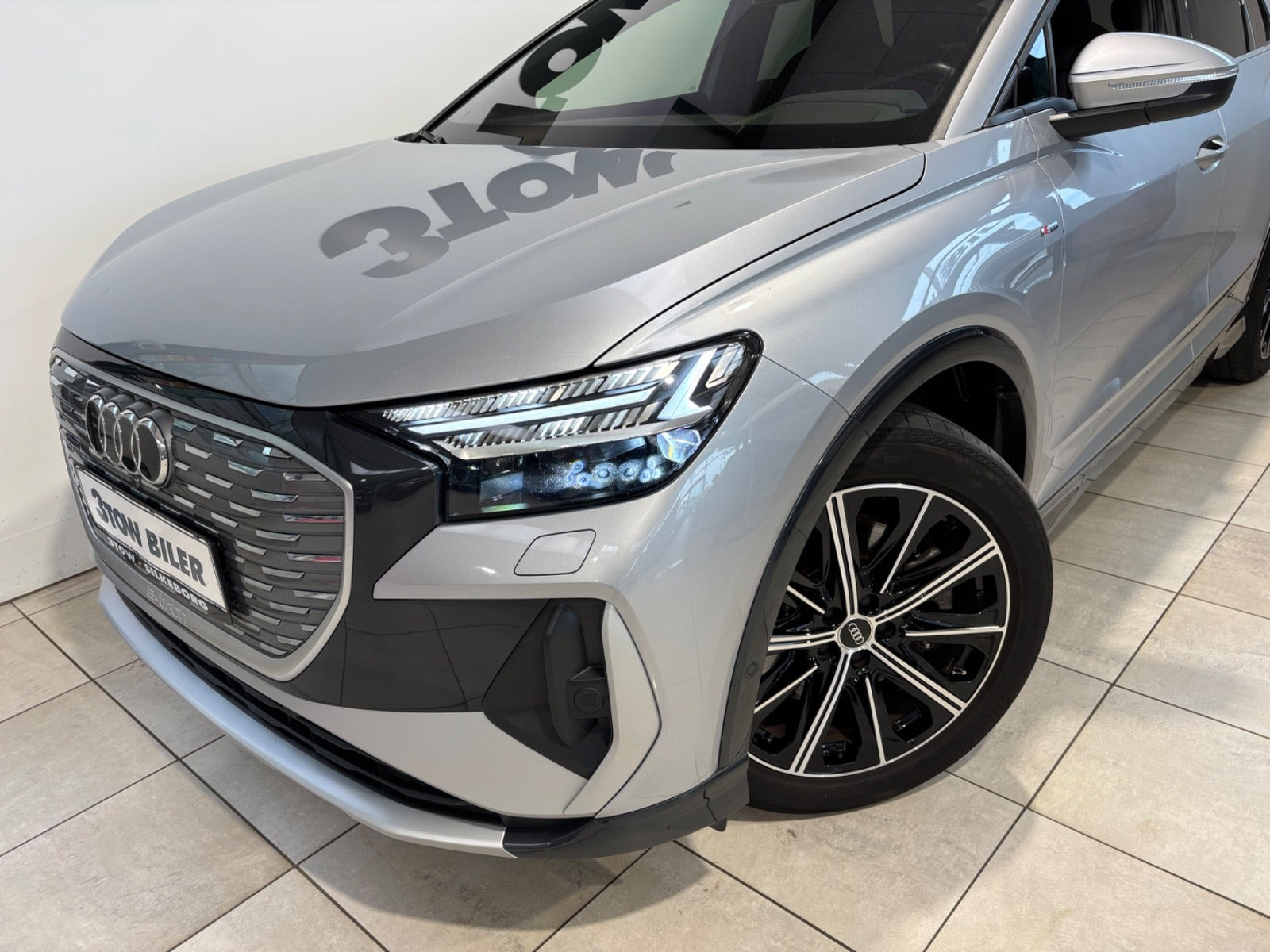 Sølv Audi Q4 e-tron fra 2023