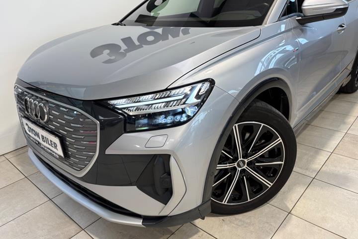 Sølv Audi Q4 e-tron fra 2023