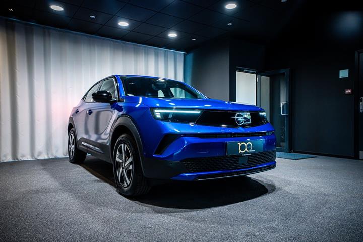 Blå Opel Mokka-e fra 2025 set udefra