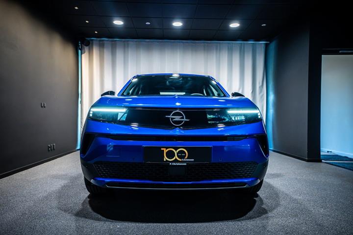Blå Opel Mokka-e fra 2025