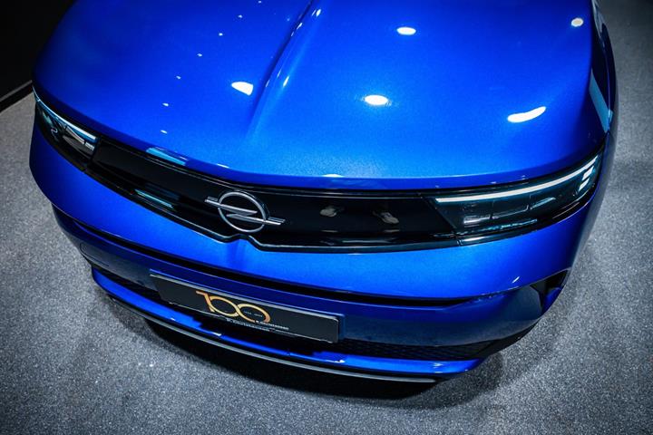Blå Opel Mokka-e fra 2025