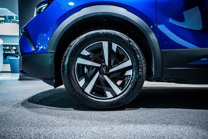 Blå Opel Mokka-e fra 2025