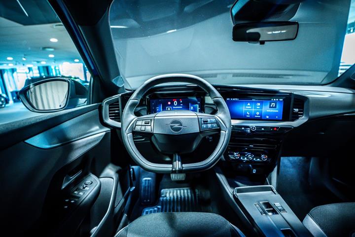 Blå Opel Mokka-e fra 2025
