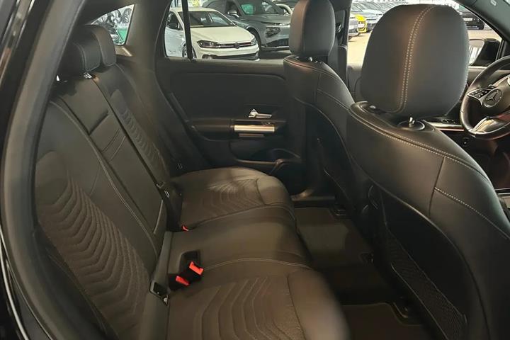 Sort Mercedes EQA250+ fra 2024