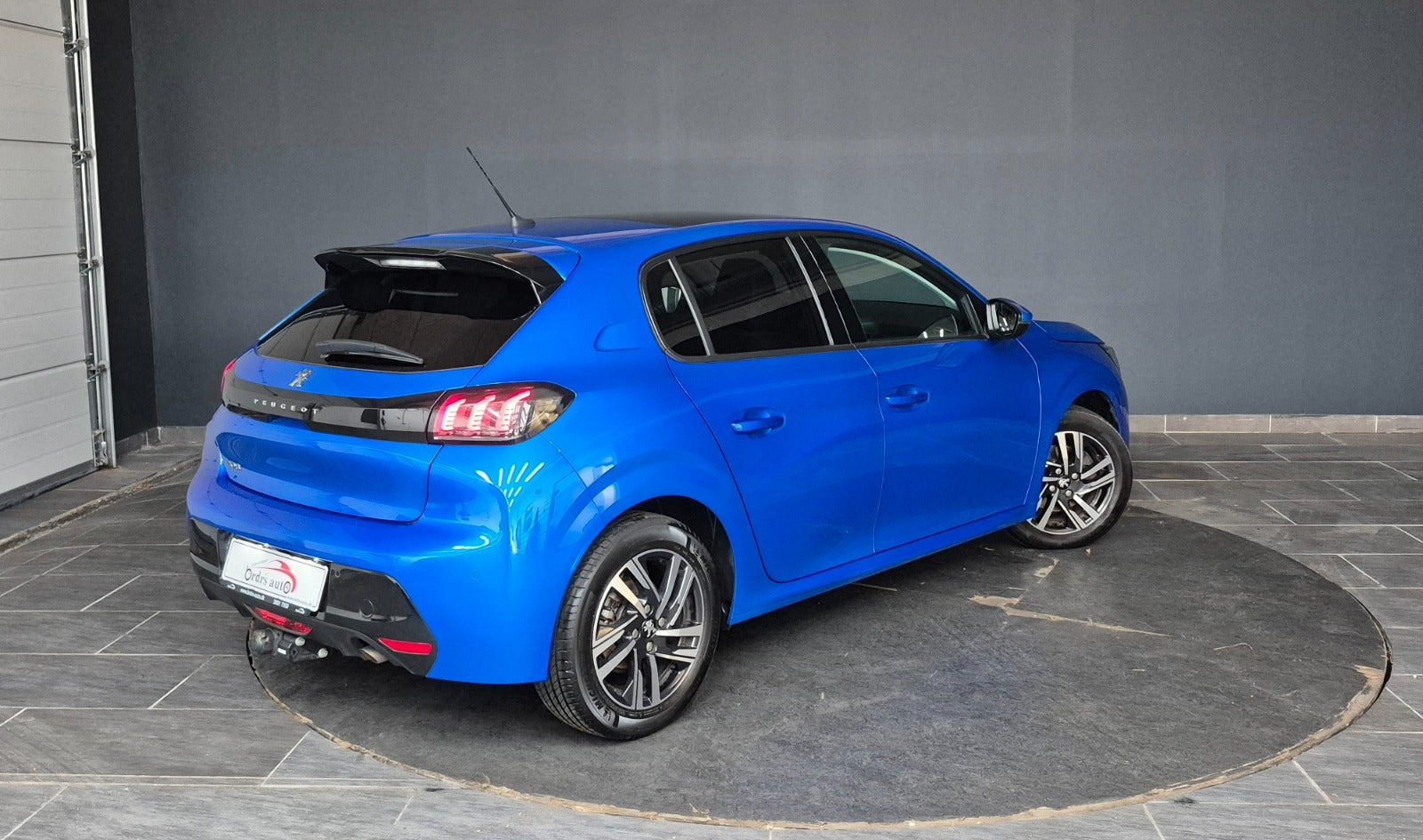 Blå Peugeot 208 fra 2020