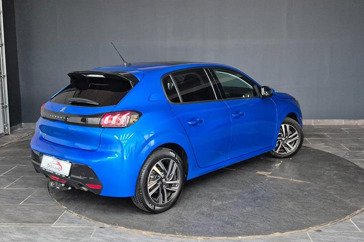Blå Peugeot 208 fra 2020
