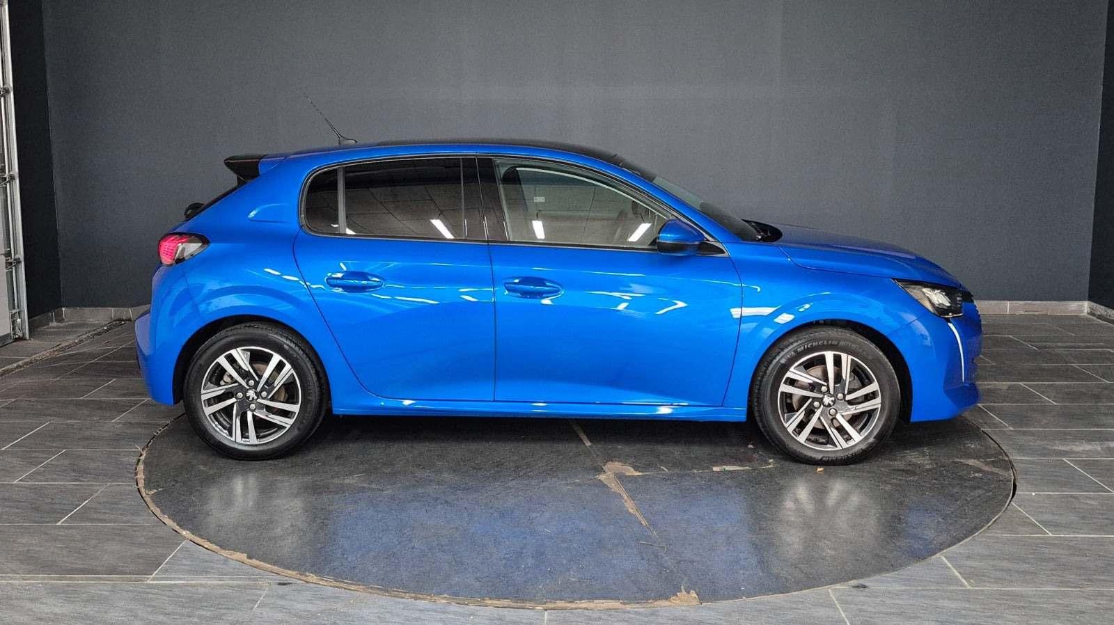 Blå Peugeot 208 fra 2020