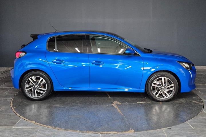 Blå Peugeot 208 fra 2020