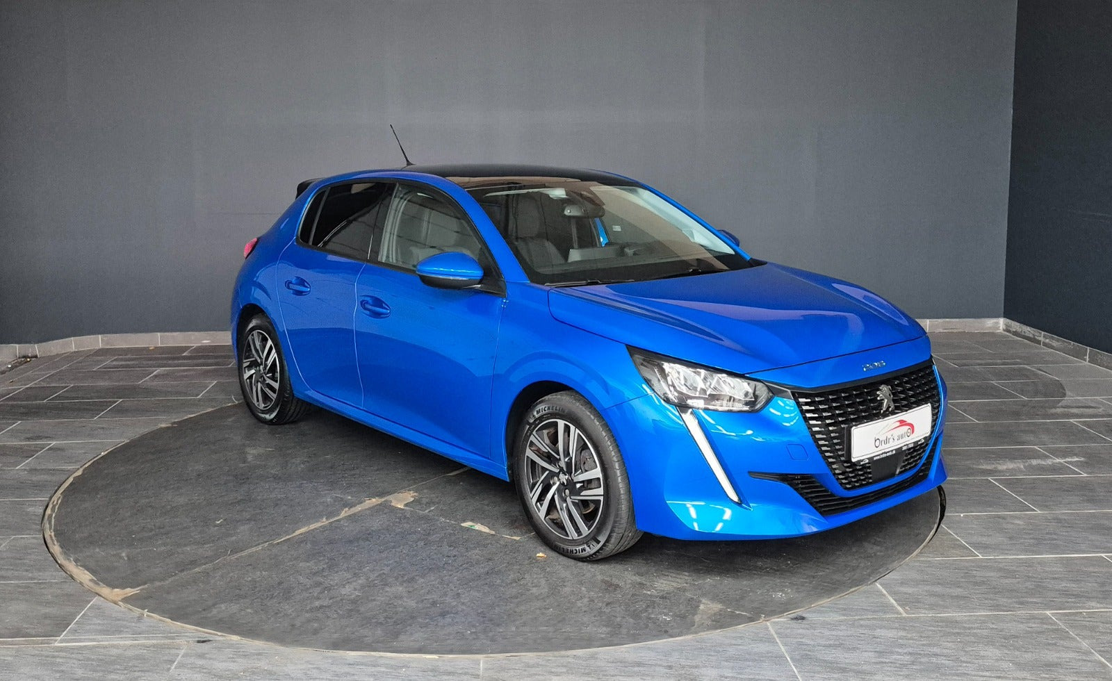 Blå Peugeot 208 fra 2020