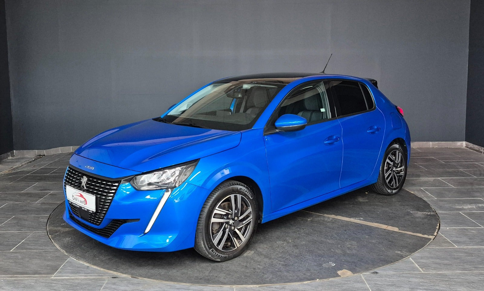 Blå Peugeot 208 fra 2020