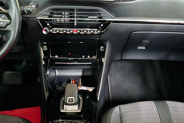 Blå Peugeot 208 fra 2020