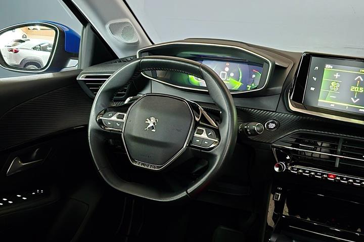 Blå Peugeot 208 fra 2020