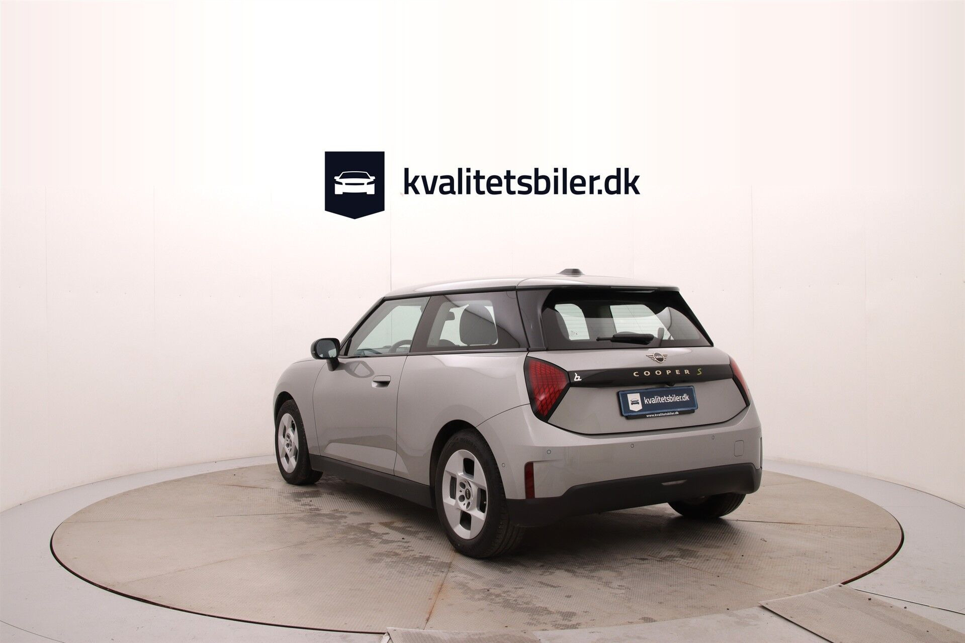 Sølv Mini Cooper fra 2024