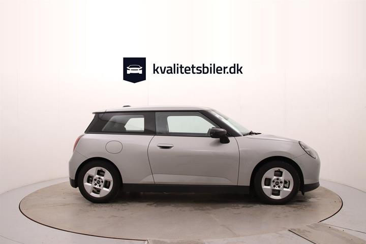 Sølv Mini Cooper fra 2024