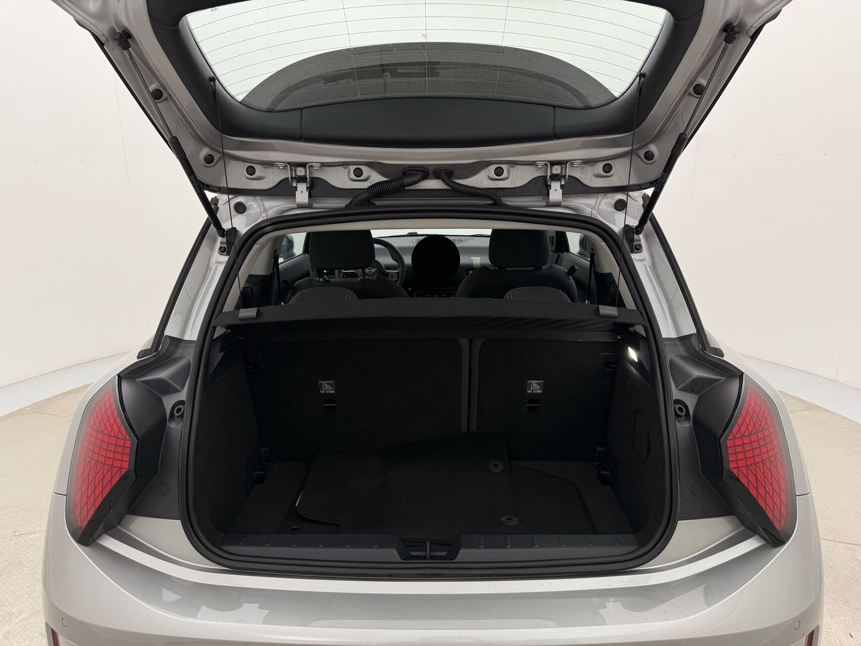 Sølv Mini Cooper fra 2024