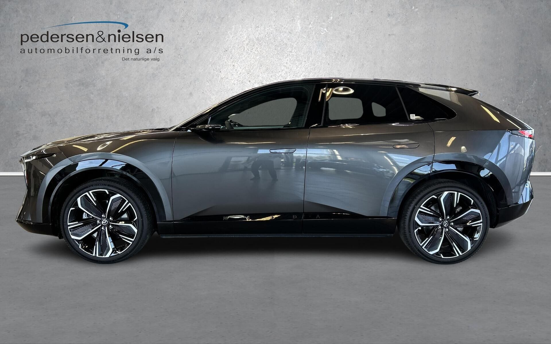 Grå Mazda CX-6e fra 2026
