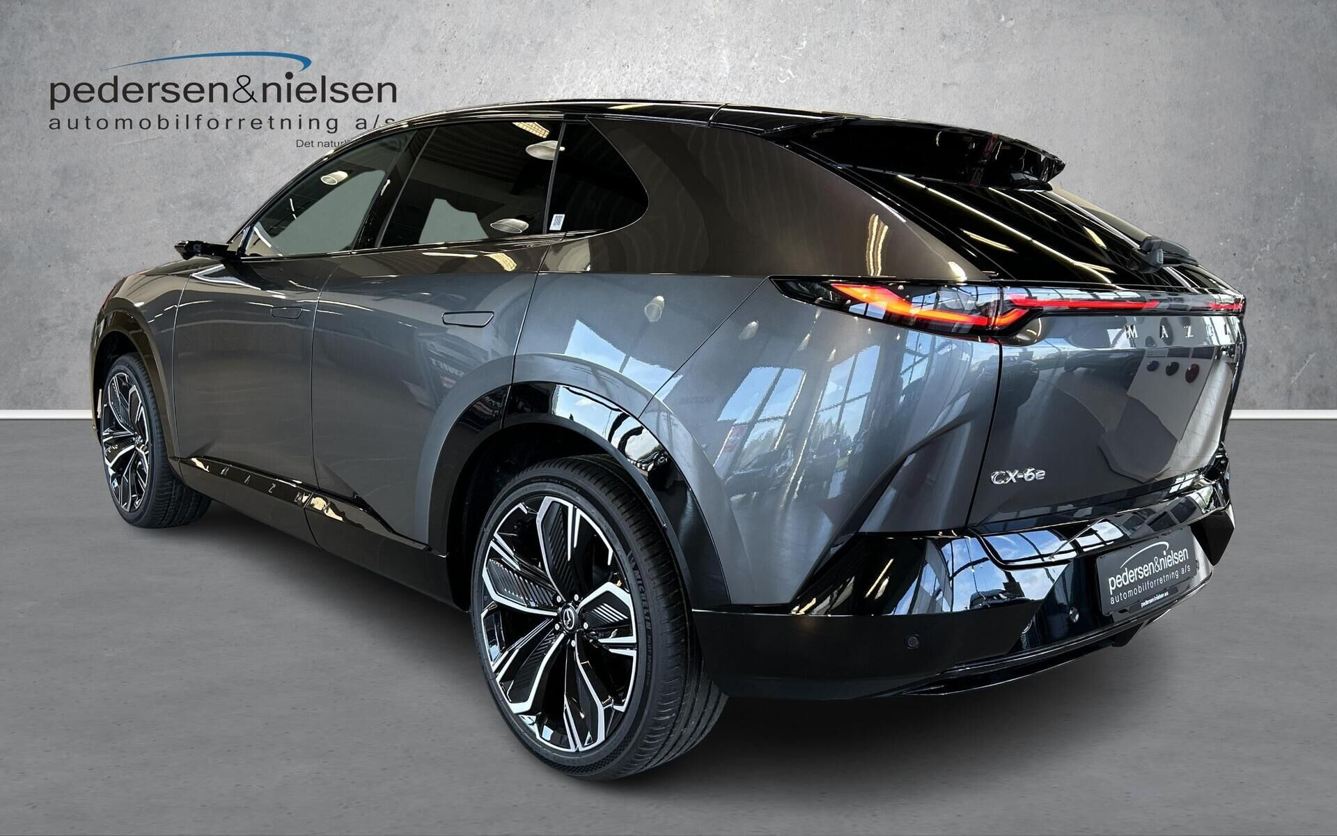 Grå Mazda CX-6e fra 2026