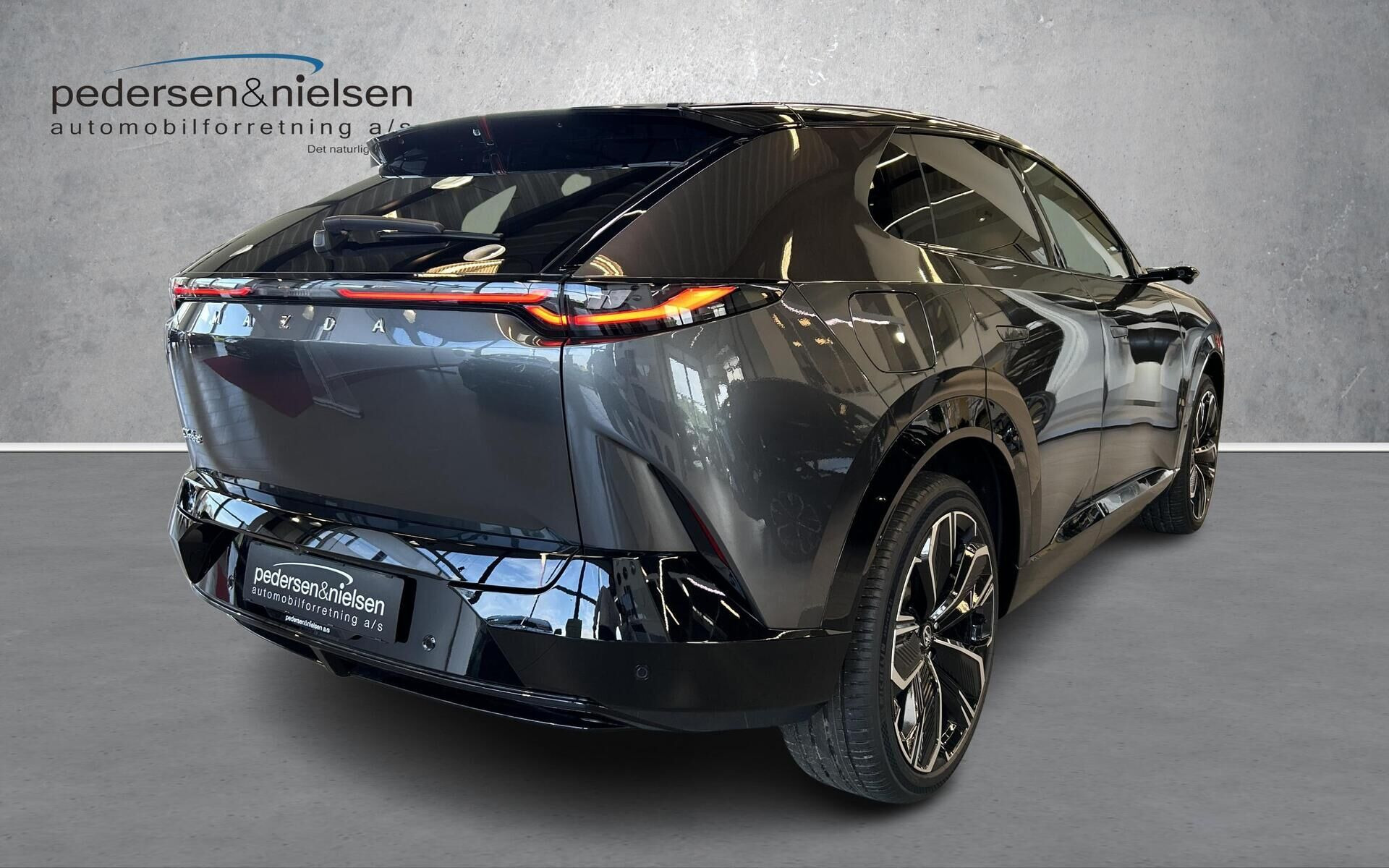 Grå Mazda CX-6e fra 2026