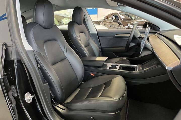 Sort Tesla Model 3 fra 2021